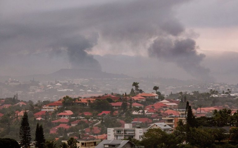 Dois mortos e centenas de feridos após protestos no território francês da Nova Caledônia; Macron pede calma