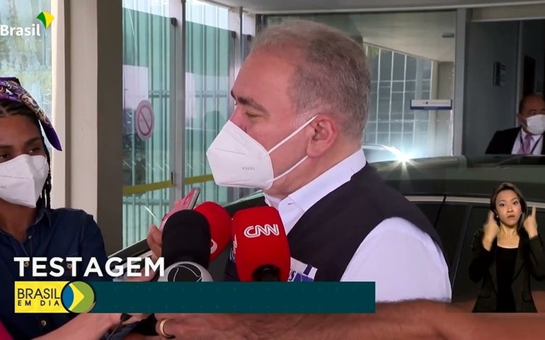 Ministro diz que autotestes podem aliviar pressão no sistema de saúde