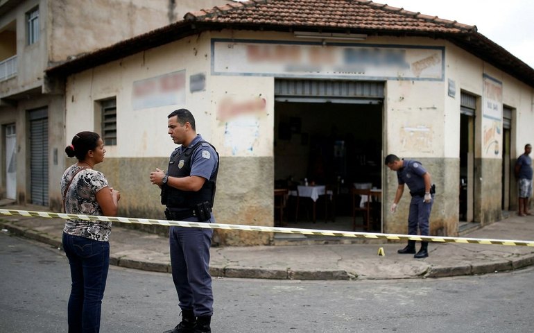 Mulher é agredida com chicotadas em frente a bar na Grande BH