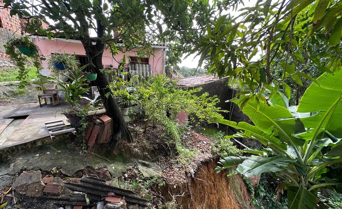 Muro de contenção desabado no São Jorge Muro de contenção desabado no São Jorge