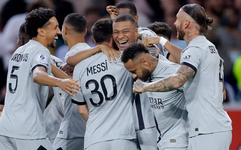 Mbappé faz três, entra para história e PSG faz 7 a 1 no Lille pelo Francês