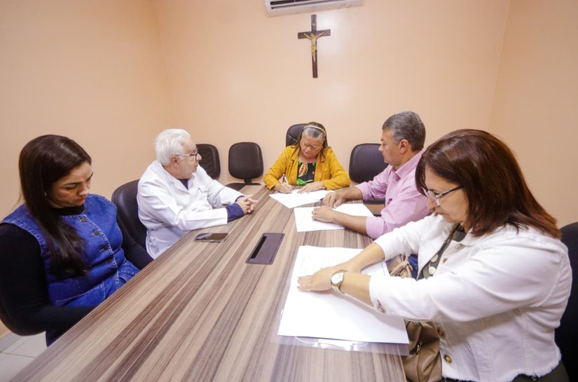 Prefeita Tia Júlia assina repasse de emendas que destinam mais de R$ 14,2 milhões ao Hospital Regional Santa Rita