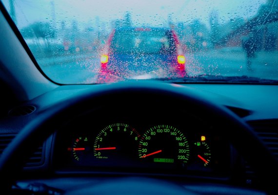 Conduta inadequada dos motoristas em clima chuvoso causa acidentes