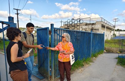 Lenilda Luna dialoga com estudantes sobre assistência estudantil e acesso livre ao ensino superior