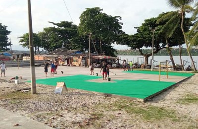 Quadra de basquete começa a ganhar pintura pelas mãos de jogadores