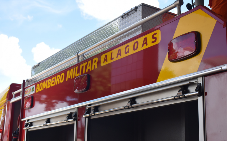 Bombeiros foram acionados para resgatar quatro pessoas em elevador