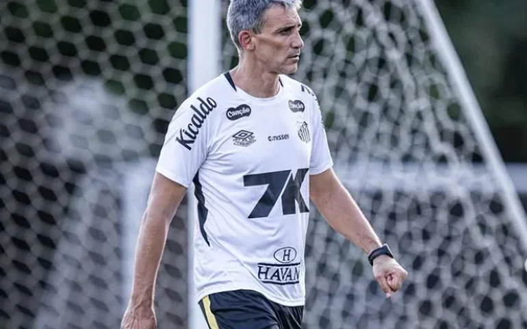 Santos oficializa Cuca como novo técnico após saída de Vojvoda