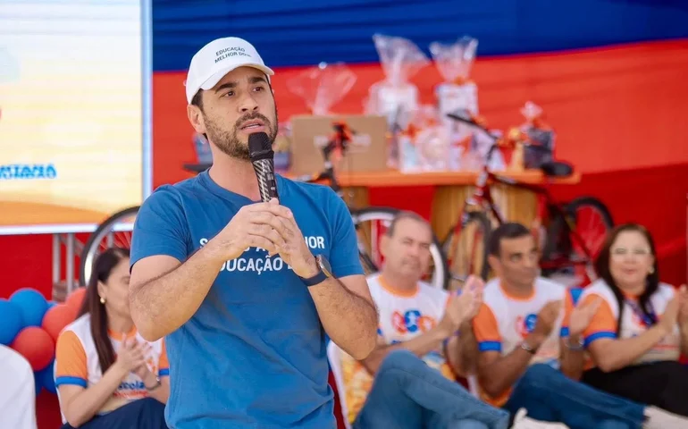 Prefeito de Santana do Mundaú realiza lançamento dos fardamentos e kits escolares dos estudantes e assina Ordem de Serviço para reforma de escola