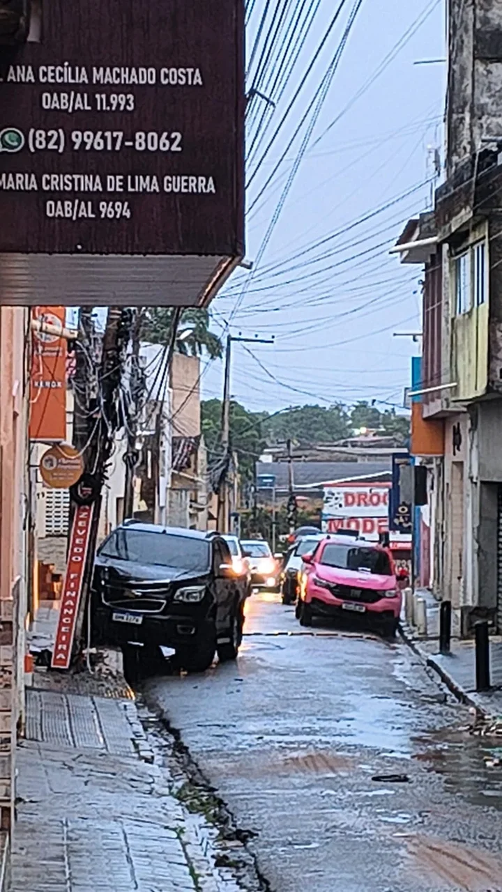 Colisão envolvendo três veículos derruba poste e deixa Centro de Palmeira dos Índios sem energia