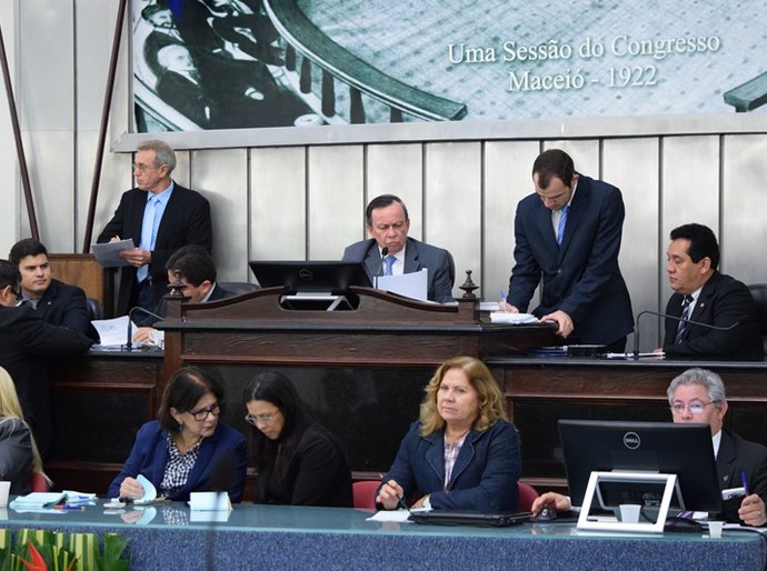 Deputados aprovam projeto de reajuste dos servidores públicos