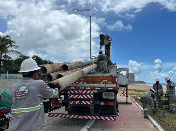 Prefeitura instala novos projetores na orla de Jacarecica