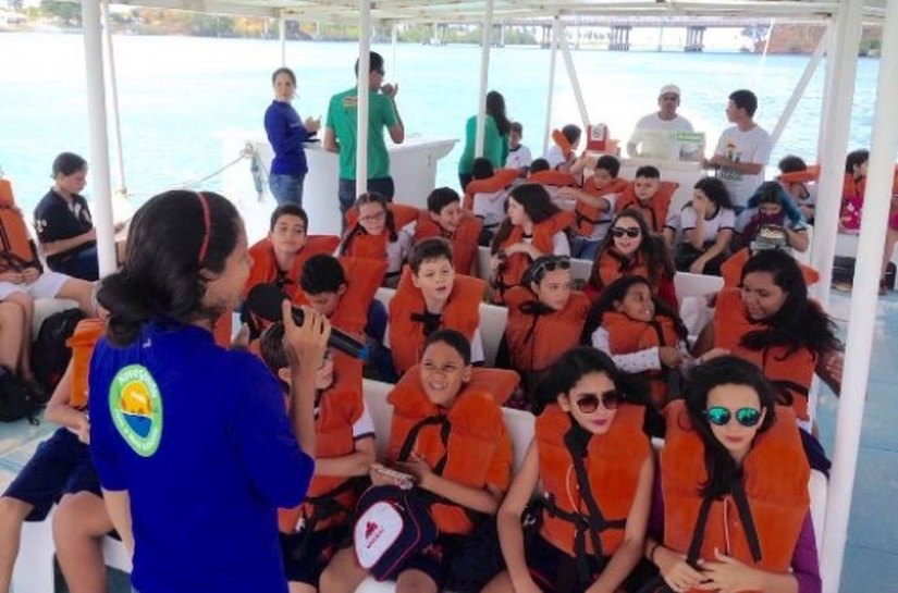 Alunos do ensino fundamental participam de aula no Complexo Estuarino