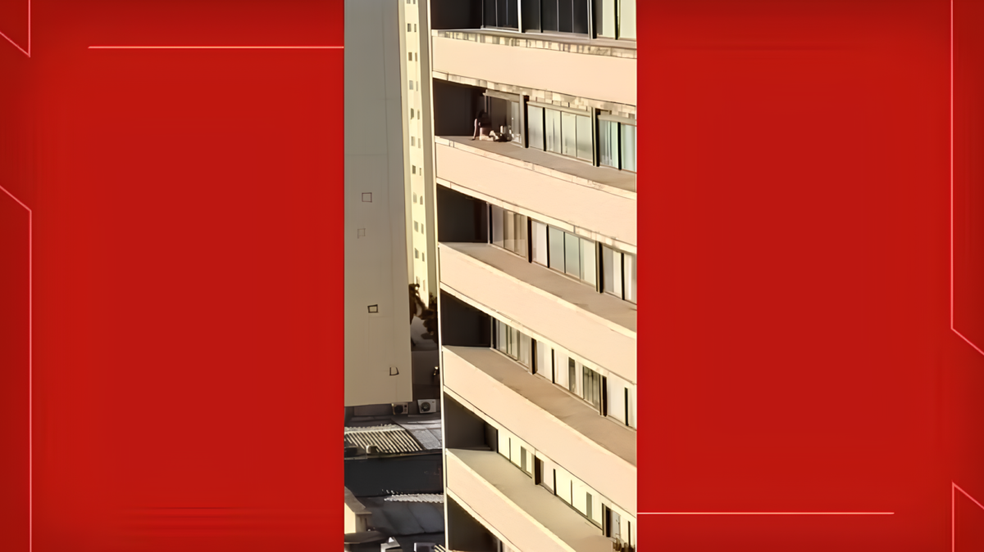 Mulher é flagrada pegando bronze em marquise no 6º andar de prédio