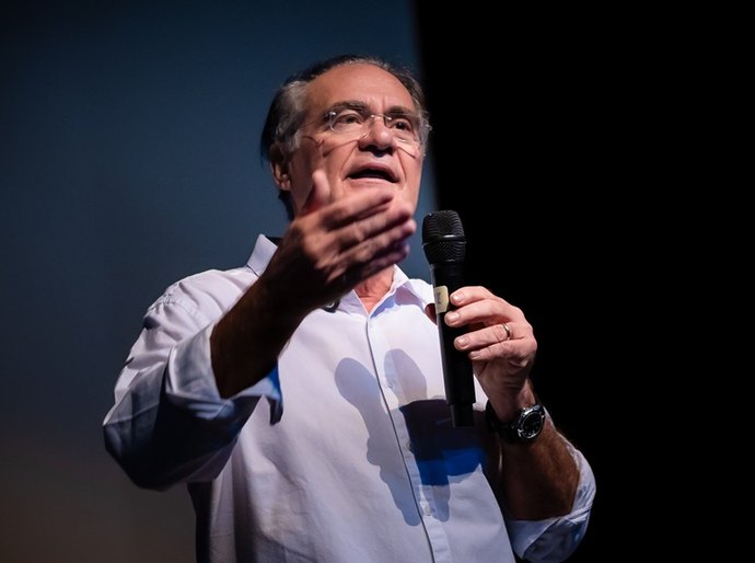 “É importante que todos vejam para que nunca mais aconteça no Brasil”, diz Renan Calheiros sobre esquema de corrupção exibida em filme da Covid-19