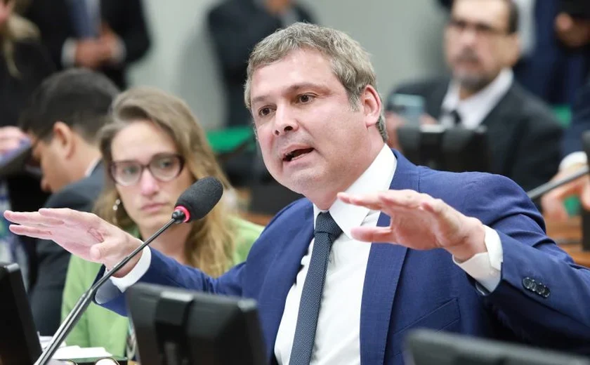 Tornozeleira é fundamental para Bolsonaro não fugir do País, diz Lindbergh Farias