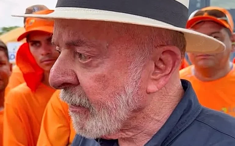 Ao lado de trabalhador da BR-319, Lula usa própria história para pedir que filhos de operário voltem à escola