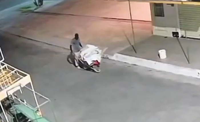 Imagens de câmeras de segurança mostraram o suspeito de ter matado uma mulher trans Imagens de câmeras de segurança mostraram o suspeito de ter matado uma mulher trans