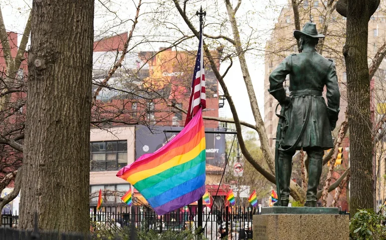 Governo Trump concorda em recolocar a bandeira do arco-íris do Orgulho LGBTQIA+ no monumento de Stonewall, em Nova York