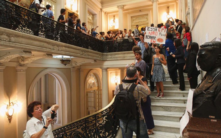 Após manifestantes cercarem prédio da Câmara, deputados mexicanos votarão reforma do Judiciário em centro esportivo