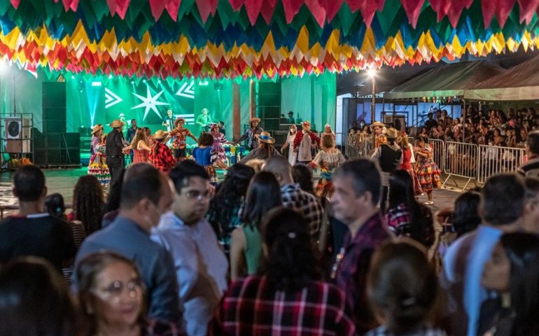 Público lota cidade cenográfica do Polo Tabuleiro para assistir quadrilhas juninas