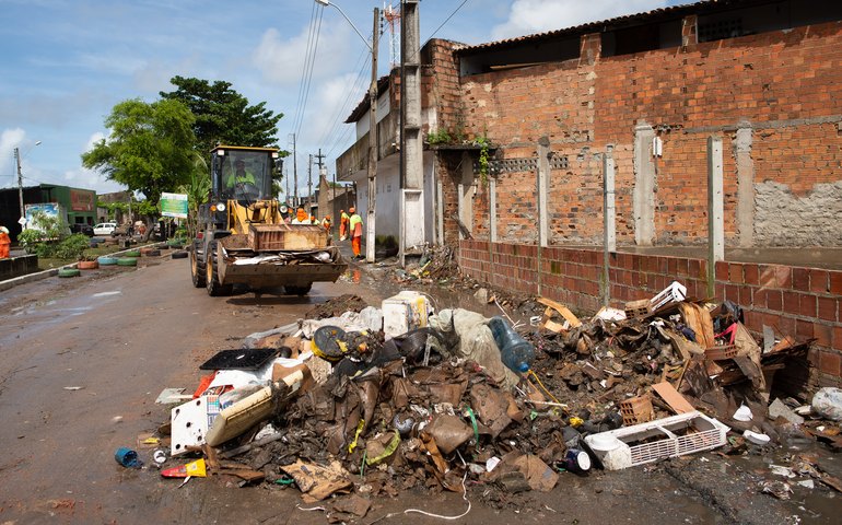 Agentes de limpeza retiram mais de 60 mil toneladas de resíduos em pontos crônicos