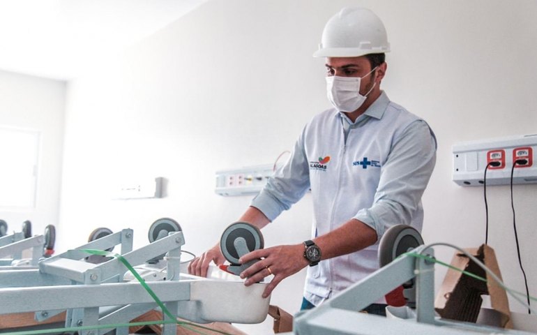 Secretário inspeciona obras e entrega mais equipamentos para o Hospital do Alto Sertão