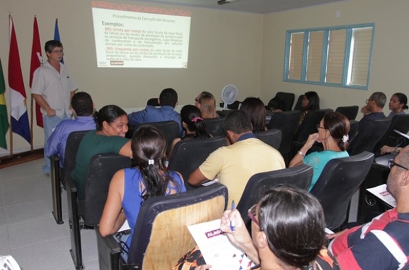 Seduc auxilia escolas sobre prestação de contas de recursos repassados