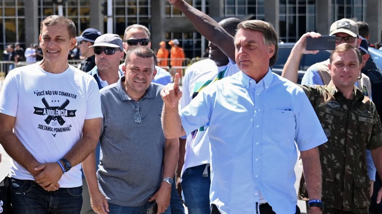 Bolsonaro faz rápida passagem em ato de apoiadores em Brasília e sai sem falar
