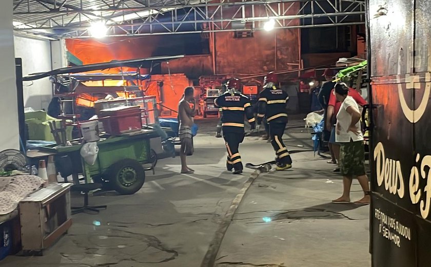 Incêndio destrói carros de camêlos no Shopping Popular em Maceió; perícia vai revelar causas