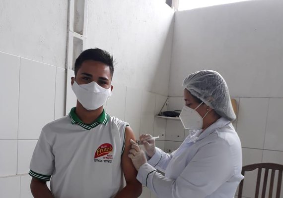 Saúde de Anadia imuniza 100% dos trabalhadores da limpeza urbana e de indústrias com 1ª dose contra a Covid-19