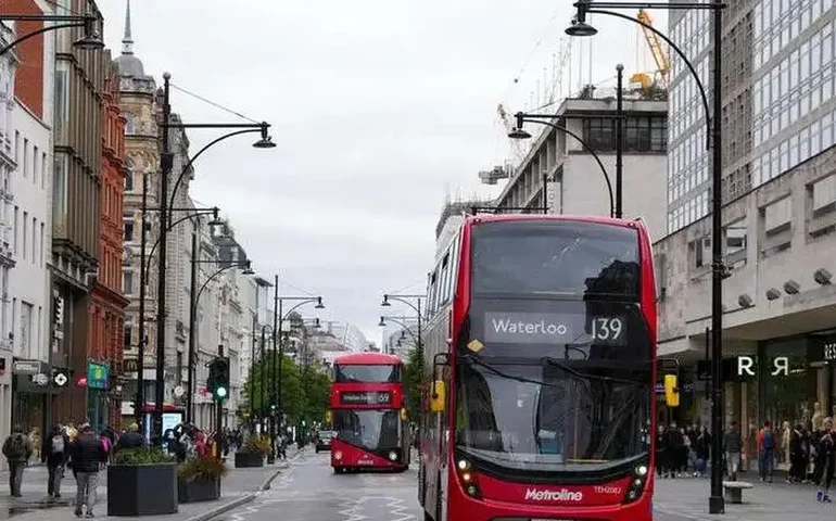 PMI de serviços do Reino Unido cai a 52 em outubro, mas fica acima da prévia