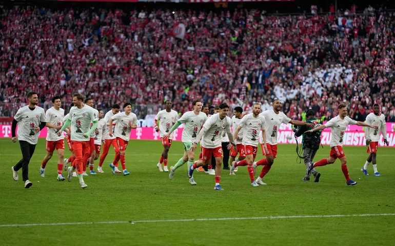 Bayern de Munique conquista mais um título da Bundesliga com uma vitória por 4 a 2 sobre o Stuttgart