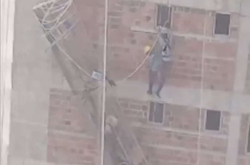 Trabalhadores ficam pendurados com cinto de segurança em obra na Cruz das Almas
