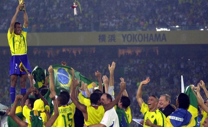 Cafu ergue a Copa do Mundo