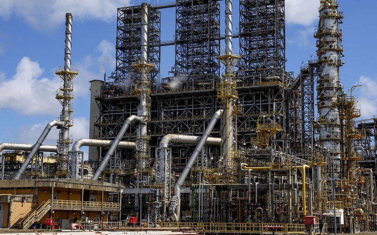 Petrobras atinge lucro de R$ 32,6 bi e reduz dívida ao menor nível