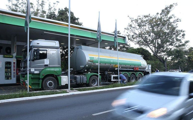 Governo federal anuncia medidas para reduzir preço do diesel, gás de cozinha e querosene de aviação