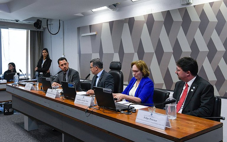 Mais Médicos: parlamentares divergem sobre revalidação de diplomas