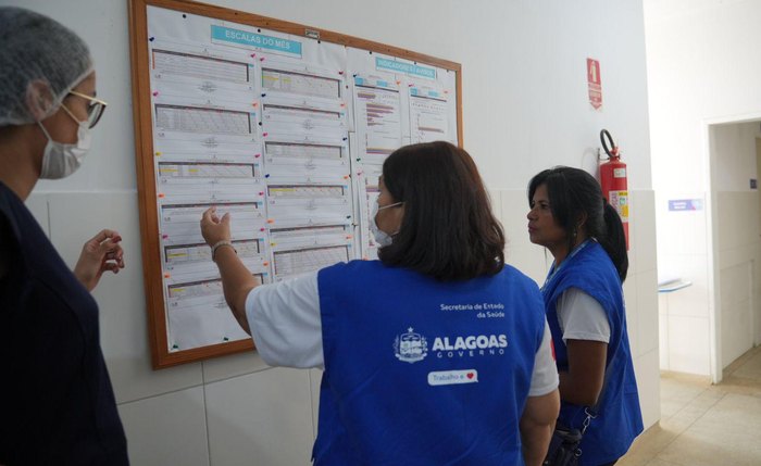 Técnicos em inspeção numa unidade de saúde do Agreste de Alagoas