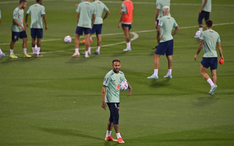 Sem indicar equipe da estreia, seleção brasileira faz primeiro treino no Catar