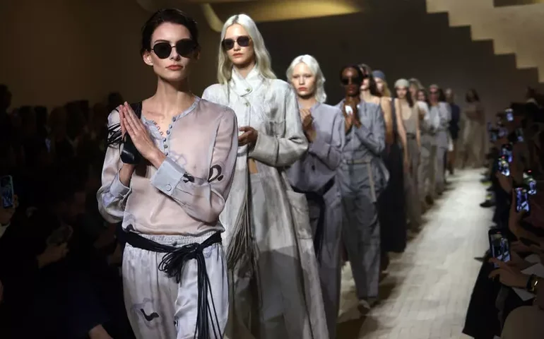Giorgio Armani é ovacionado em desfile de sua grife em Milão