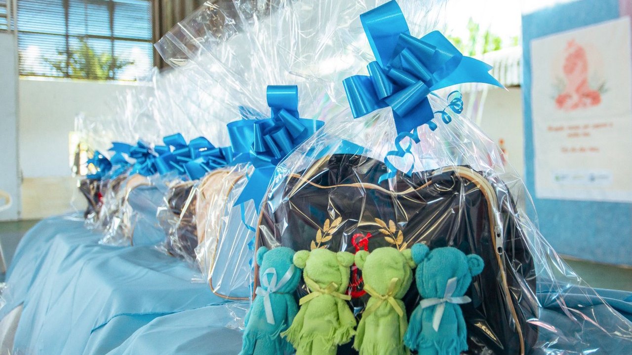 Prefeitura entrega enxovais de bebês às mães acompanhadas pelo programa Criança Feliz