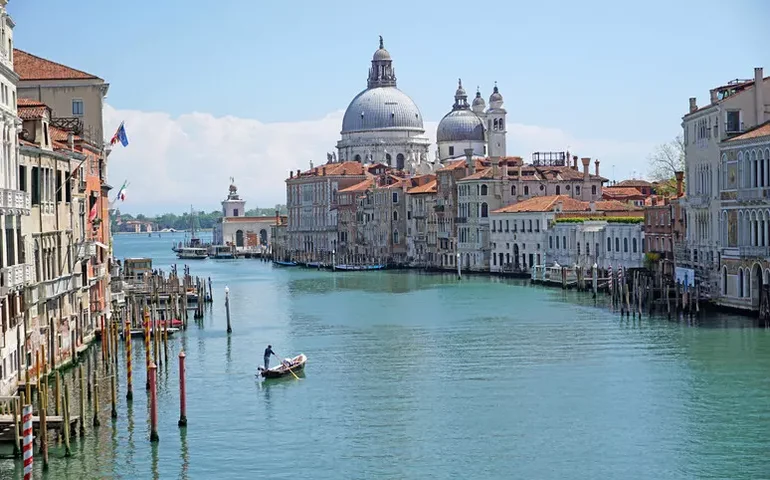 Turista é encontrado morto no Grande Canal de Veneza