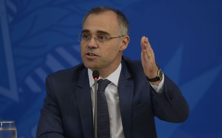 Durante posse na Justiça, Mendonça dá recados a antecessor e elogia presidente