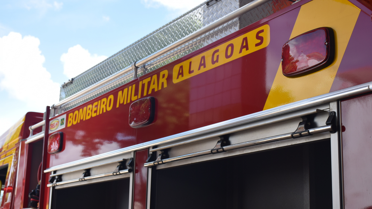 Corpo de Bombeiros é acionado após tombamento de carreta sobre poste