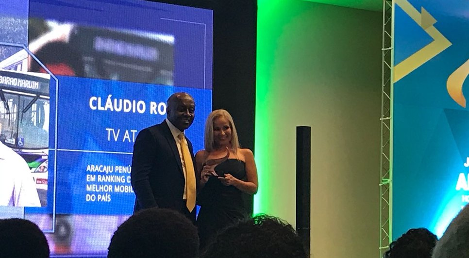 eclair recebe o prêmio de Cláudio Rocha