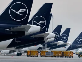 Autoridades sauditas afirmam que 3 pessoas morreram em ataques reivindicados pelos houthis contra o aeroporto de Riad.