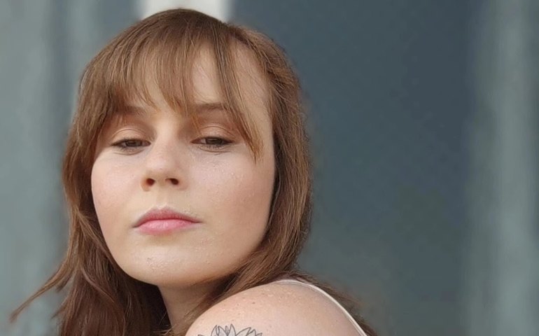 Poeta Laura Redfern Navarro lança “Um sonho lúcido”, obra sobre sonho, linguagem e dissociação