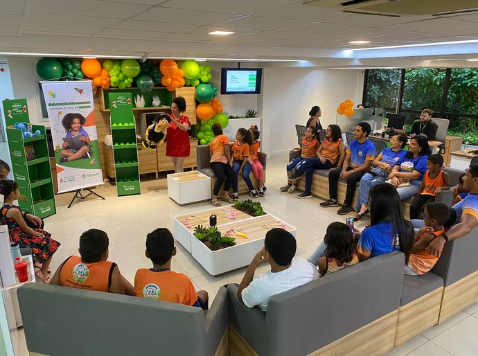 Sicredi leva educação financeira para crianças e jovens em Alagoas durante a Semana ENEF