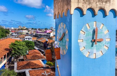 Colorir é Legal: torre do relógio no Mercado do Artesanato recebe nova pintura