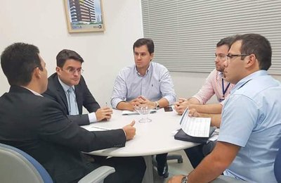 Prefeito eleito de Marechal se reúne com representantes da Caixa